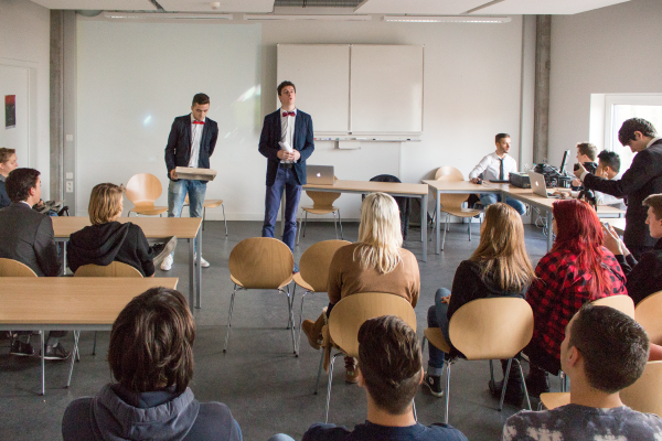 Een briefing met de klant.
